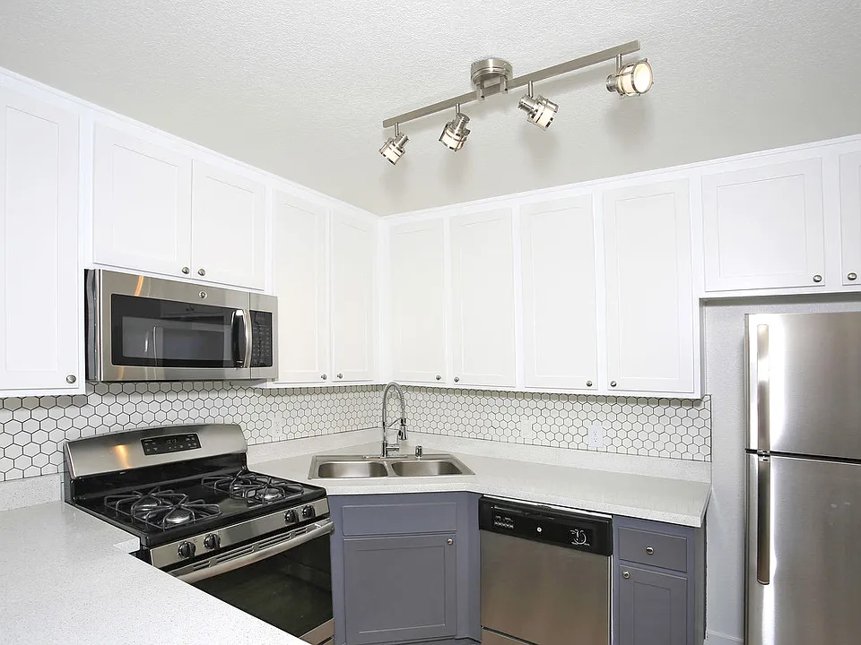 Lakehouse Apartments