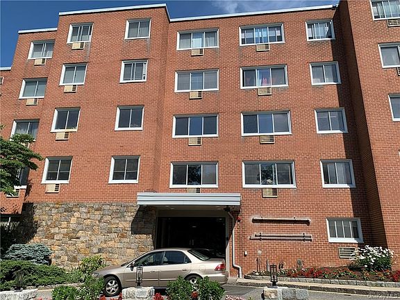 3rd image of 370 Central Park Ave APT 1S