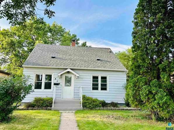 418 SW 1st St, Madison, SD 57042