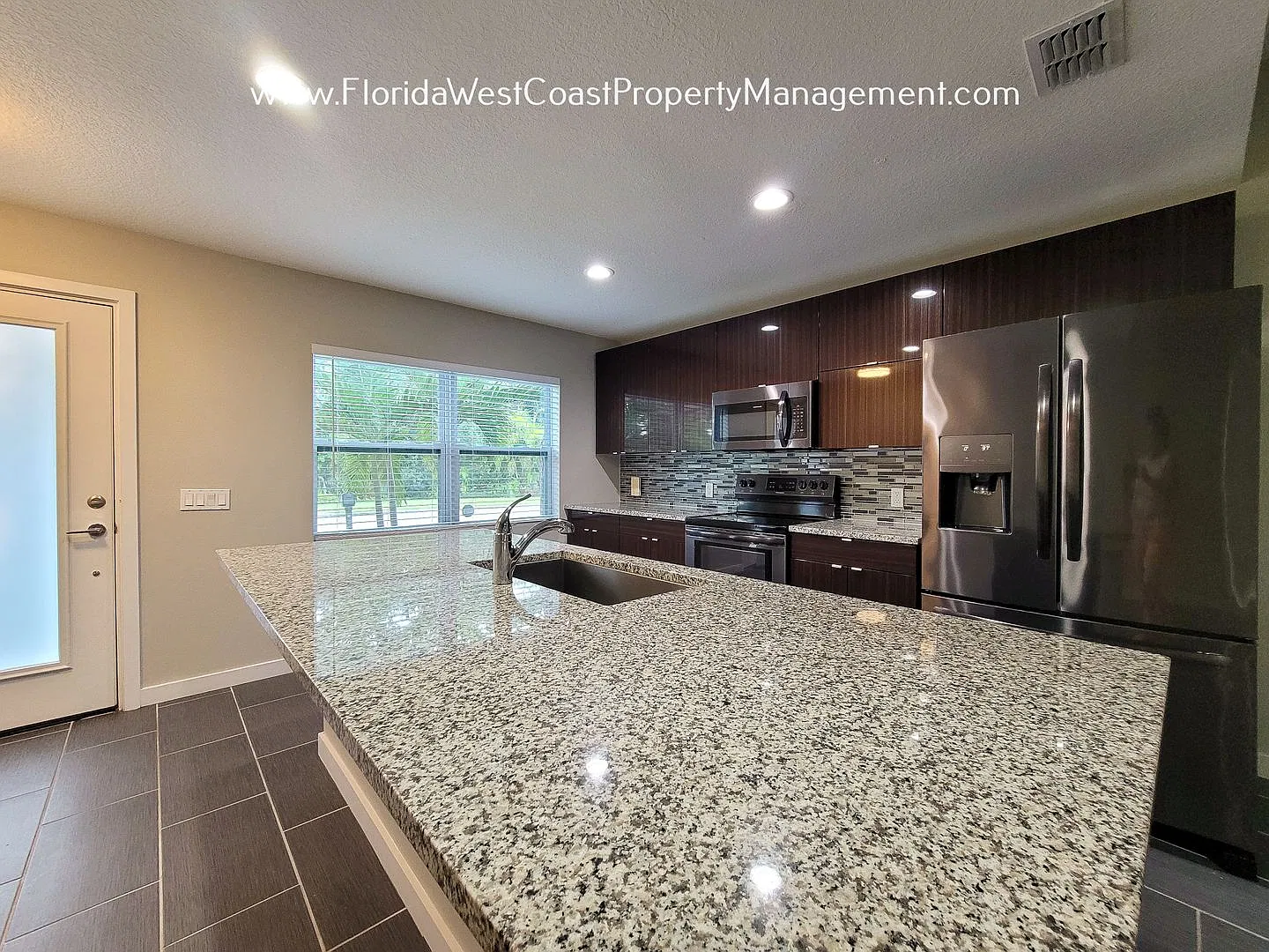Modern 3 Bedroom Sarasota Home With Super Location! Fenced Yard! Pre Leasing For December! — Photo 4