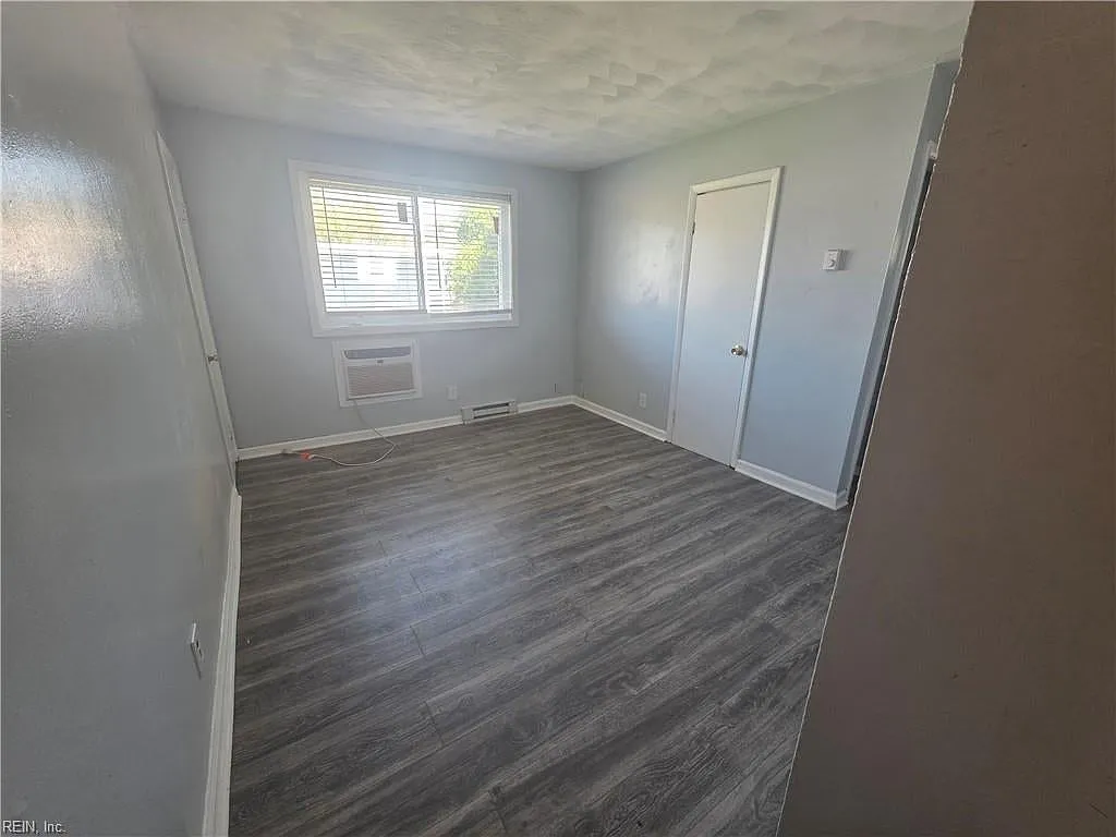 2 bed, 1.0 bath, $1,095 — Photo 2