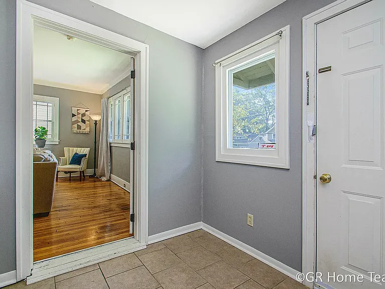 910 Calvin Ave SE — Photo 9