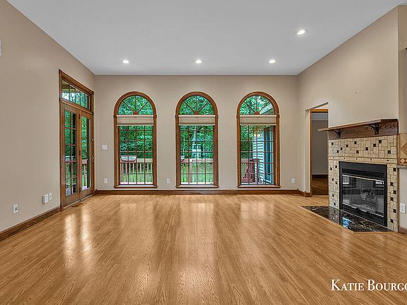 3rd image of 5180 Brookestone Dr NE