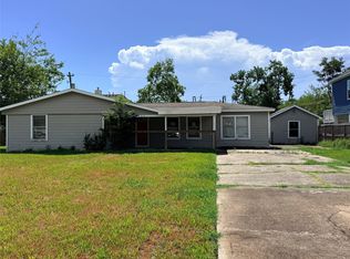 323 Seagrove Ave, Shoreacres, TX 77571