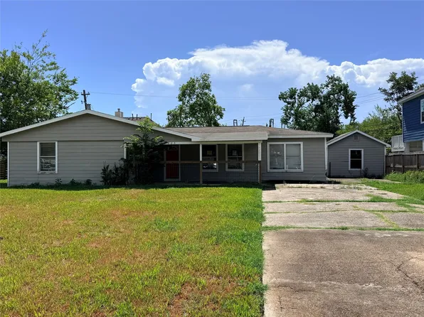 323 Seagrove Ave, Shoreacres, TX 77571