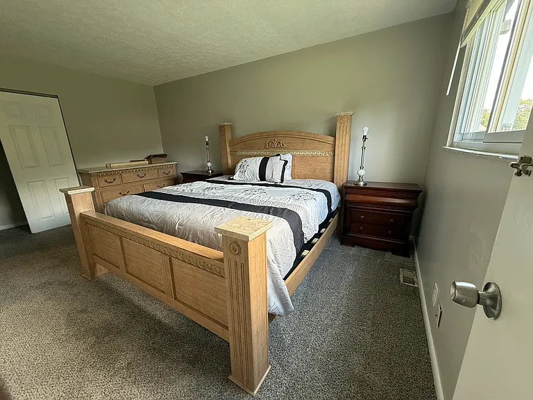 King size bedroom
