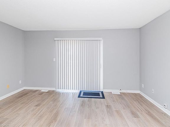 2nd image of 20 Niagara St #4