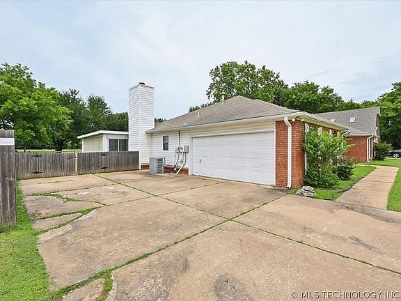 3rd image of 2625 W 68th St