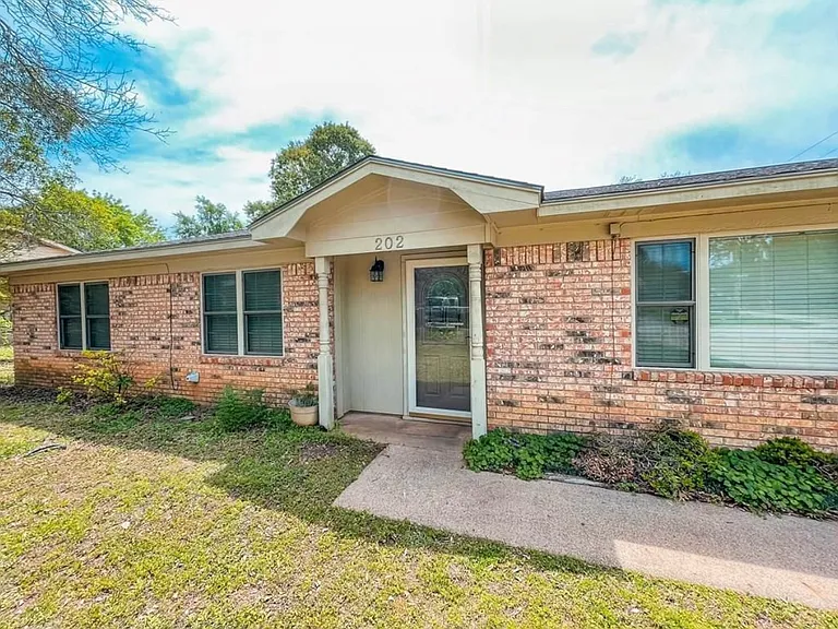 202 Crest Dr — Photo 2
