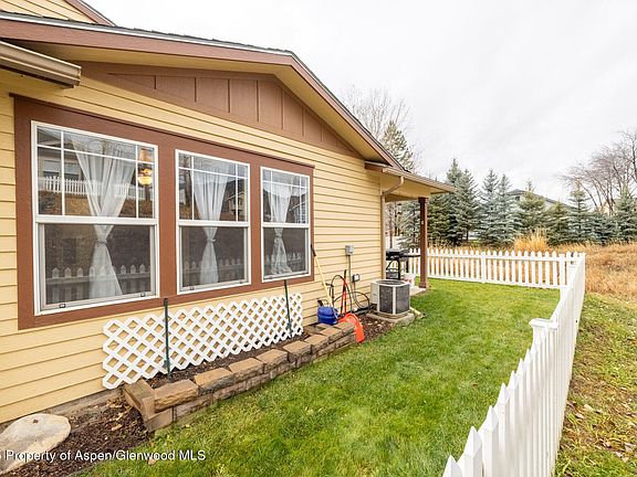 4th image of 390 Maroon Ct