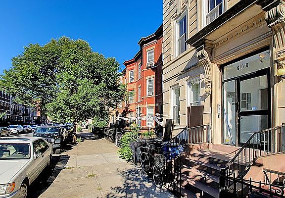 2nd image of 909 Jefferson Ave #2RT