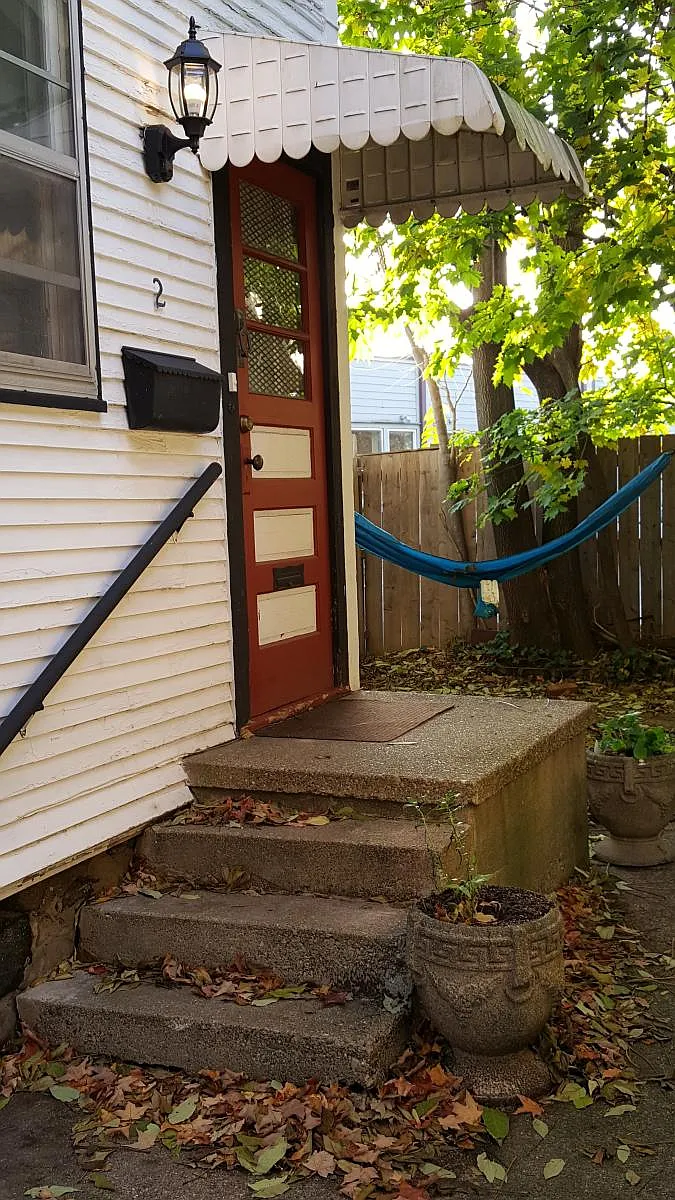 Side entrance - 133 Paddock Ave SE #2