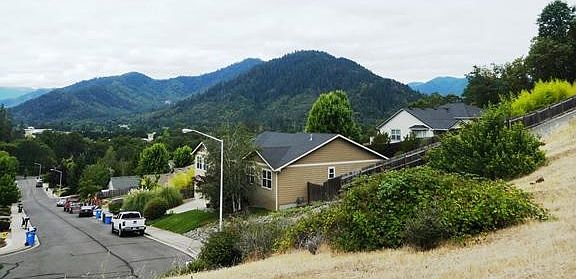 5th image of 512 Cypress Ave