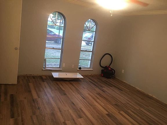 3rd image of 1401 Cherry Hill Ln