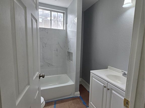 4th image of 5102 Lindsey Ave
