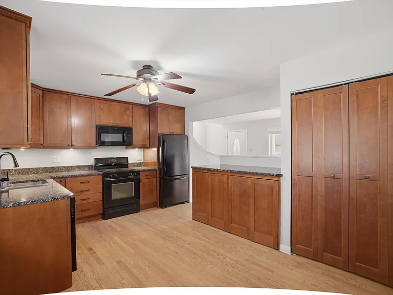 8912 Windsor Ln — Photo 3
