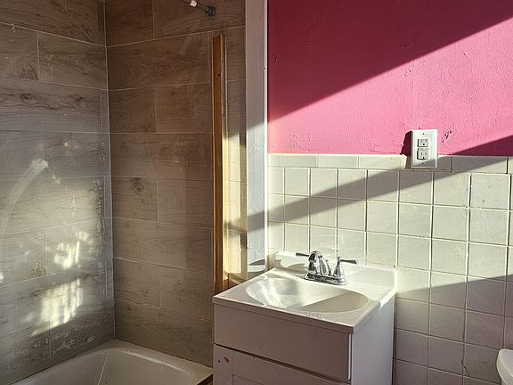4th image of 129 River St #2R