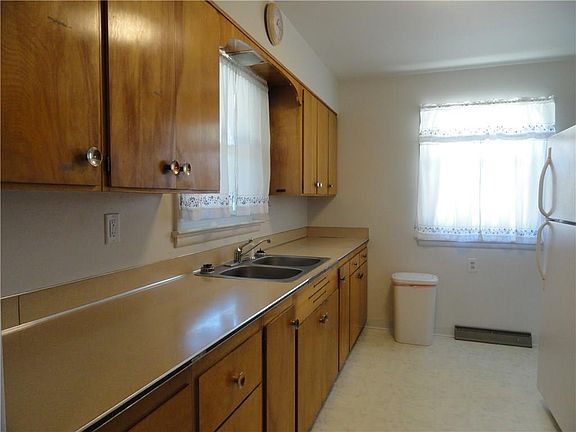 3rd image of 1221 Burlington Ave