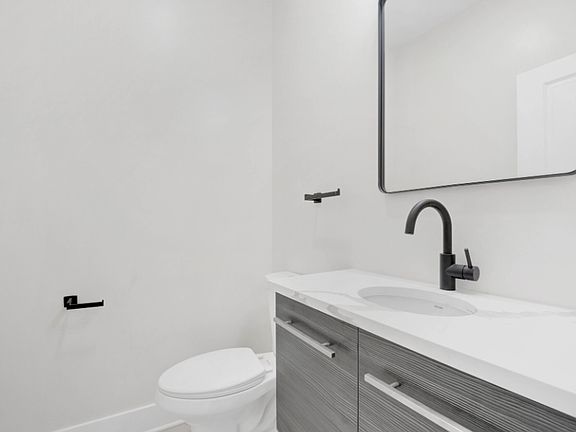 3rd image of 4927 S Prairie Ave Unit 3N