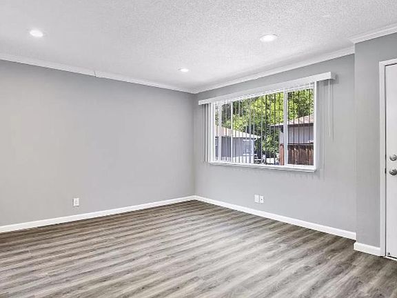 5th image of 41 Sherland Ave