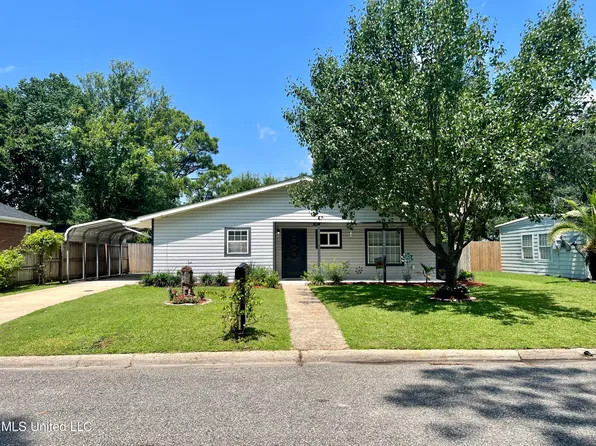1003 Country Club Dr, Pascagoula, MS 39567