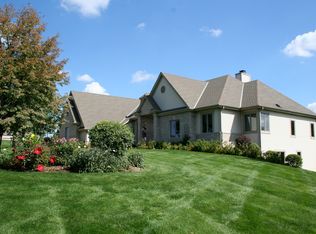 5040 S Rolling Meadow Dr, New Berlin, WI 53146