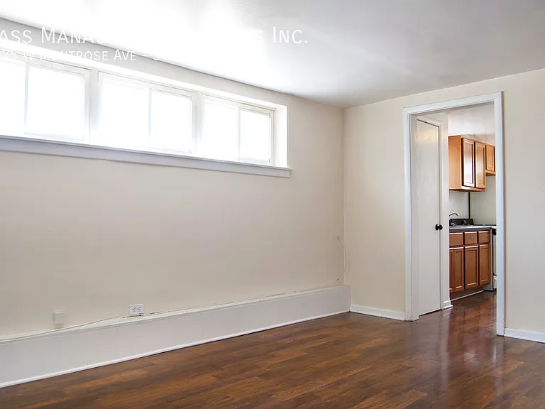 5419-27 W Montrose — Photo 30