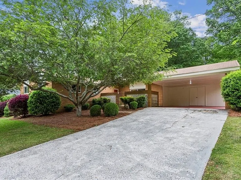 667 Brookline Dr SE — Photo 2
