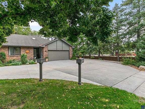 2nd image of 1920 Lori Ln