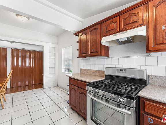 4th image of 602 W 40th Pl