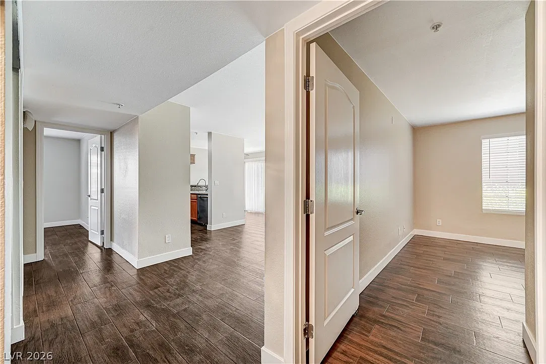 2 bed, 2.0 bath, 1005 sqft, $1,300 — Photo 2