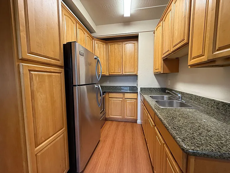 1047 Rich Ave — Photo 2