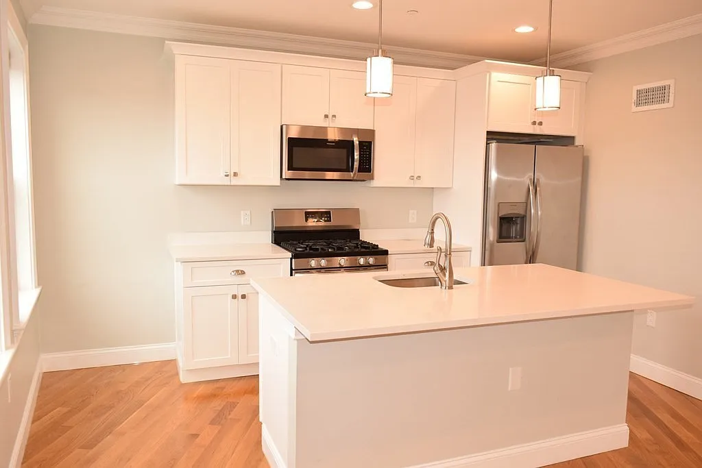 2 bed, 1.5 bath, 900 sqft, $2,850 — Photo 3