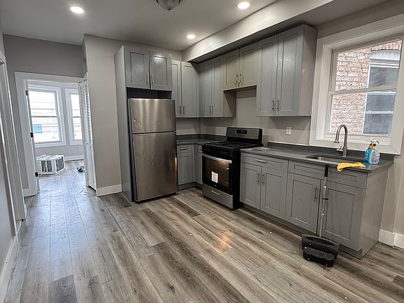 2nd image of 186 Hawthorne Ave #2LL