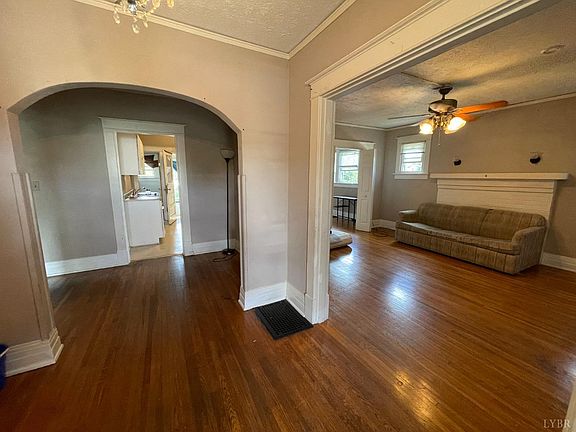 5th image of 211 Hood St