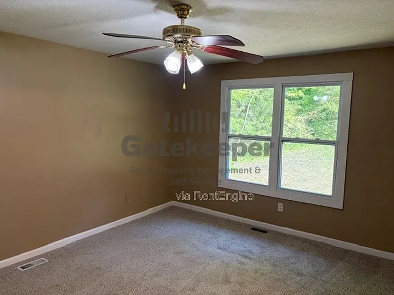 125 Elberta Dr — Photo 10