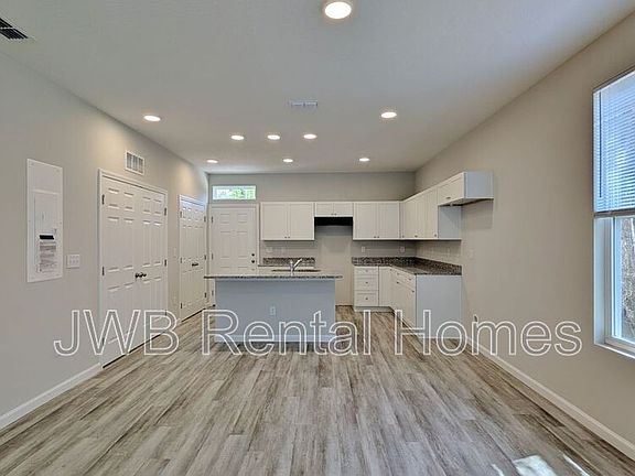 4th image of 1137 Van Buren St