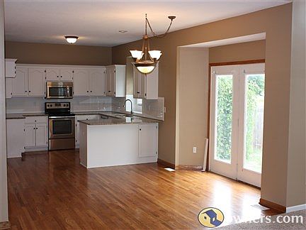 Kitchen and breakfast area