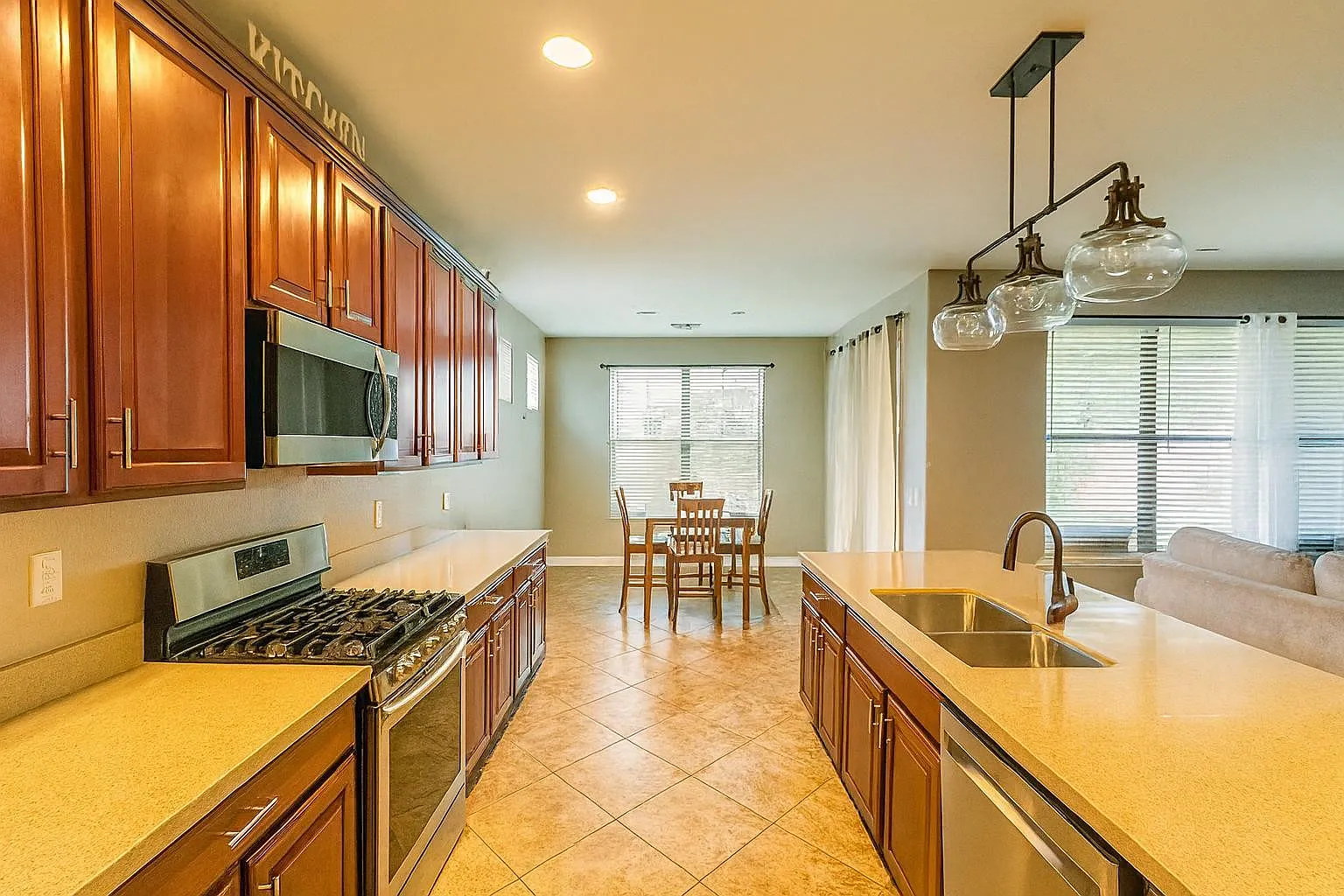 3 bed, 2.0 bath, 2196 sqft, $3,200 — Photo 4
