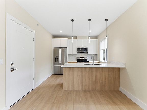 5th image of 850 Broad Ave #A