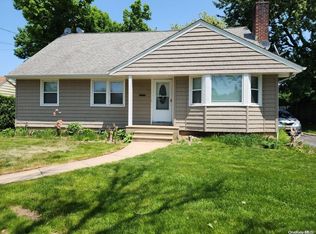 22 Roxbury Rd, Westbury, NY 11590