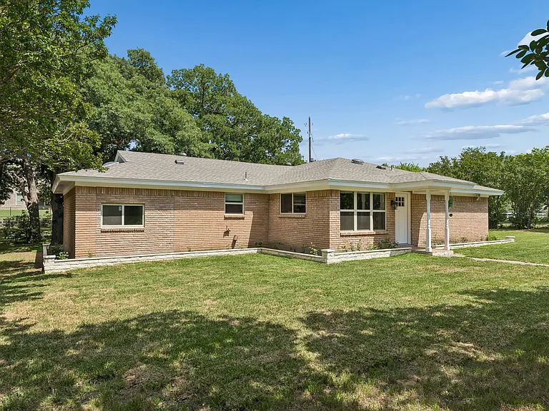 1212 W Murphy Rd — Photo 2