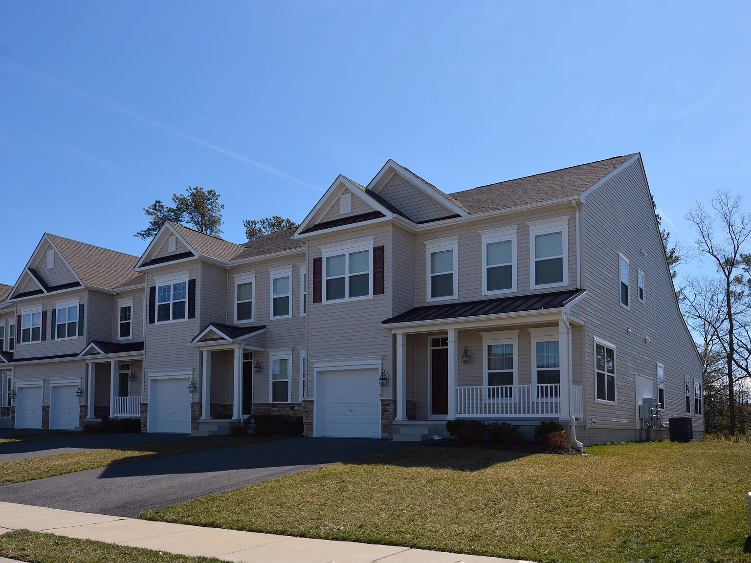 3 bed, 3.5 bath, 2111 sqft, $2,500 — Photo 2