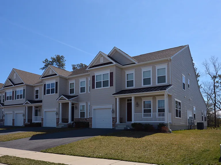37530 Worcester Dr — Photo 2