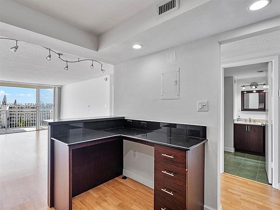 4th image of 18021 Biscayne Blvd APT 603