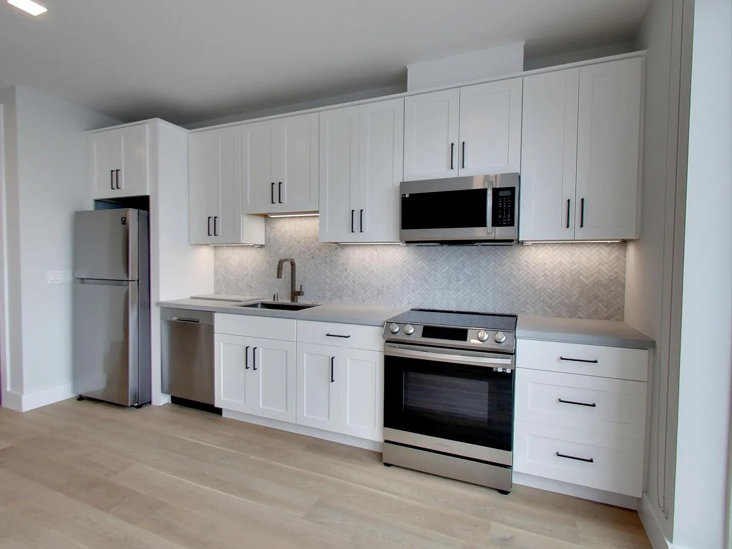 Hayes Valley Three Bedroom Available Now!! — Photo 4