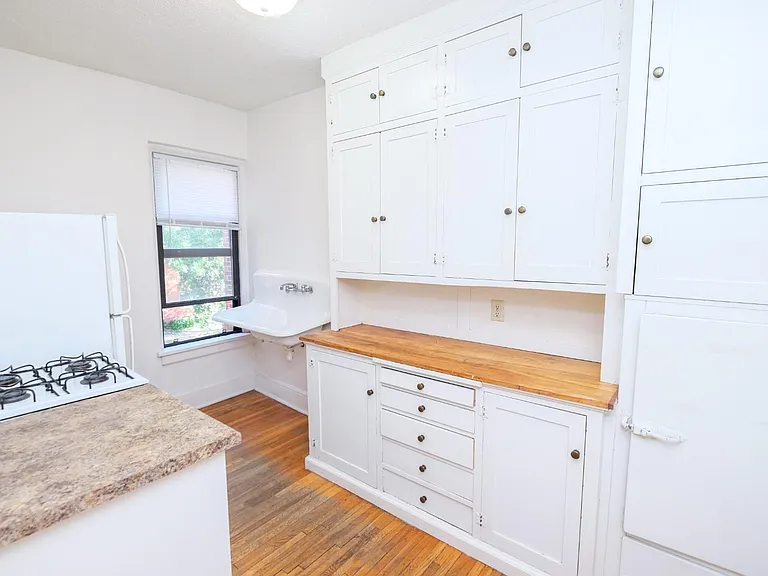 Yale Apartments — Photo 10