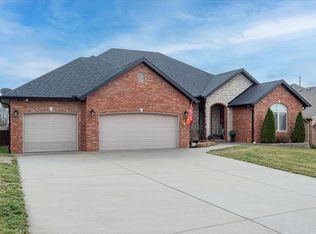 5218 E Wild Horse Dr, Springfield, MO 65802
