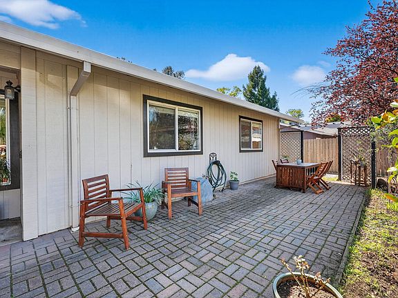 4th image of 953 Oakmont Dr