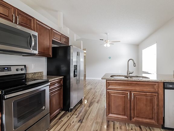 5th image of 2215 Justin Ave